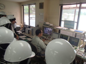 生コン工場のコンピューター制御室