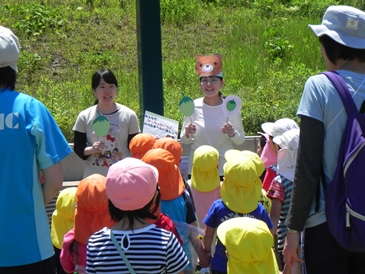 みんなで「ちっちゃないちご」を歌います