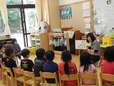 子どもたちは絵本に夢中です