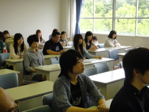 説明を真剣に聞く学生