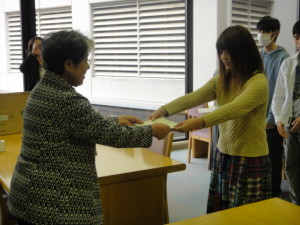 図書館長より賞状の授与