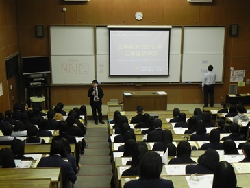 入学前までの心得について耳を傾けています