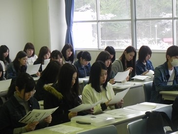 まだまだ緊張の１年生。オリエンテーション日程をしっかりと確認！