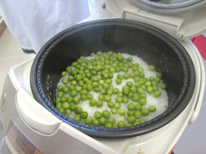 えんどう飯　釜の中