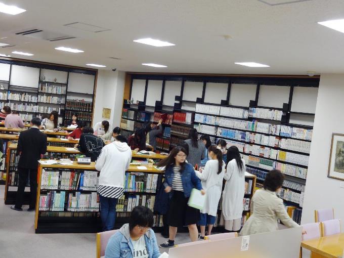 図書館の事典などを使って調べ始めました！