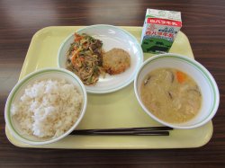 本日のメニューは、玄米ご飯、野菜つくね、チャプチェ、豆乳ごまみそ汁、牛乳です