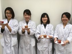 調理・提供を担当する学生たちは、試作と準備をがんばっています