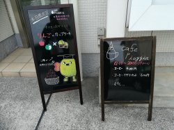 当日は学生が描いた看板をcafe Pioggiaの看板の横に置きました