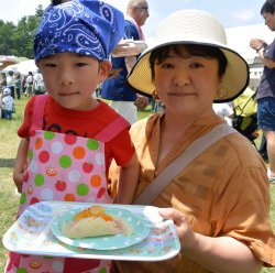 完成したクレープをもって、お母さんの所に報告に行くお子さん！とっても嬉しそうにクレープを見せてくれました。