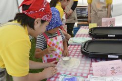 子どもたちが一人でクレープ生地を丸く描き、ホットプレートに流し入れて焼きました。