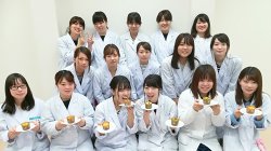 出展にかかわる学生たちは、試作と準備にがんばっています