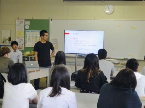 島根大学4年生の先輩から自己紹介および近況報告を聞いている様子