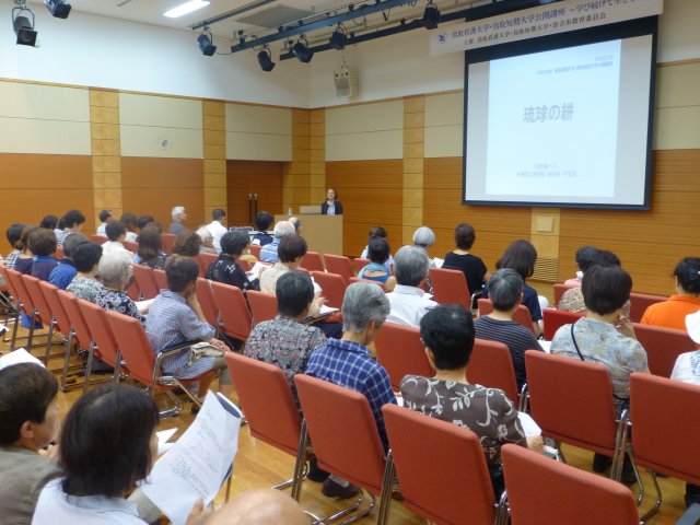 △講演をされる沖縄県立博物館・美術館　主幹　與那嶺一子先生