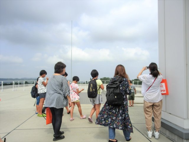 △屋上にて、車いすで段差があるところを通るとどうなるかなどを見学