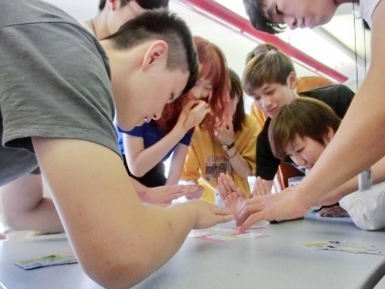 伝承遊び「カルタ」を使って日本を学ぶ