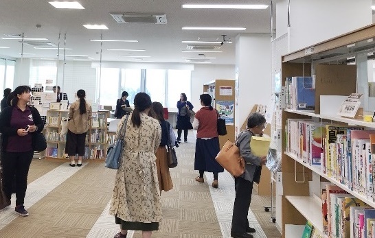 △付属図書館「別館」（看護大学棟）を見学