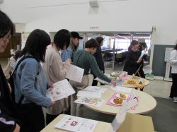 栄養士会の展示を見る学生の様子