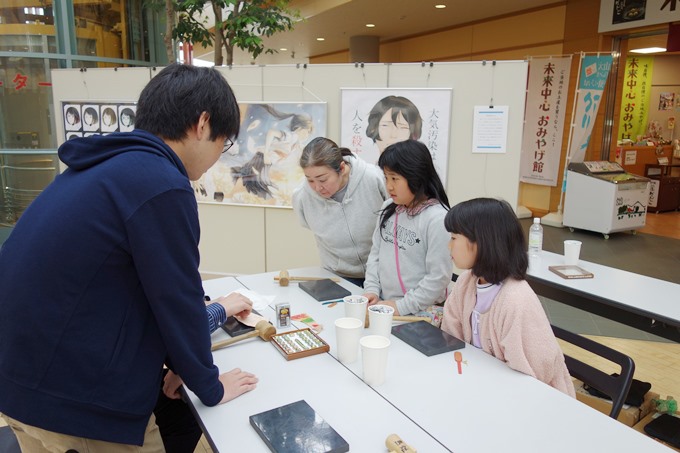 △住居・デザイン専攻のブース「革のキーホルダーをつくろう！」