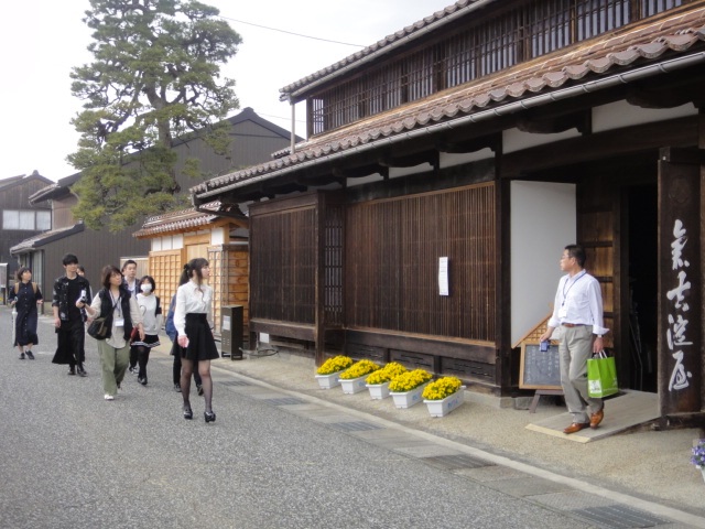 △班にわかれて倉吉淀屋（旧牧田家住宅）を見学