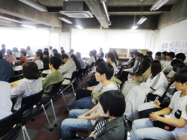 △熱心に講演を聴いている住居・デザイン専攻の学生たち