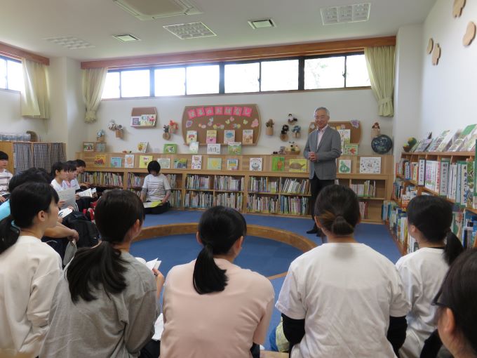 初日のオリエンテーションの様子。園長先生のお話を真剣に聞いています。