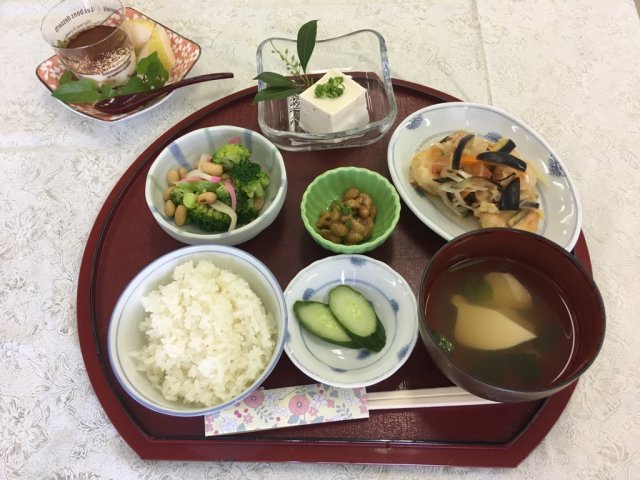 学生と縁満スタッフで考案した「とりたん定食」