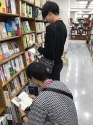 △本が決まったらバーコードを読みとっていきます