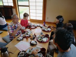 ▲当日の様子。お客様からは、「この料理どう作るの？」と尋ねられるほど好評でした。