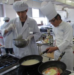 そば粉のガレットの焼き方を教わる学生の様子