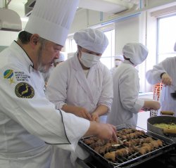 猪のシシケバブの焼き加減を教わりました