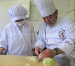 鹿肉のボロネーゼで用いる野菜の切り方を教わりました