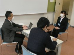 プログラムにしたがった面接の様子