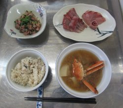 「ハマチの刺身」「ハマチのたたき」「カニ汁」「さわらご飯」のできあがりです！