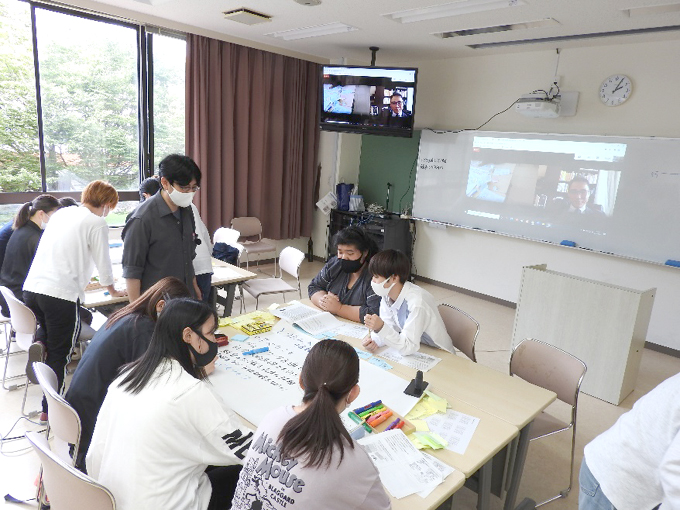 △三木先生から指示されたことをみんなで考えています。