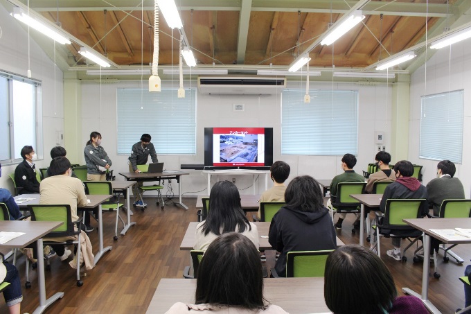 △本学卒業生によるプレゼンを聴く学生の様子