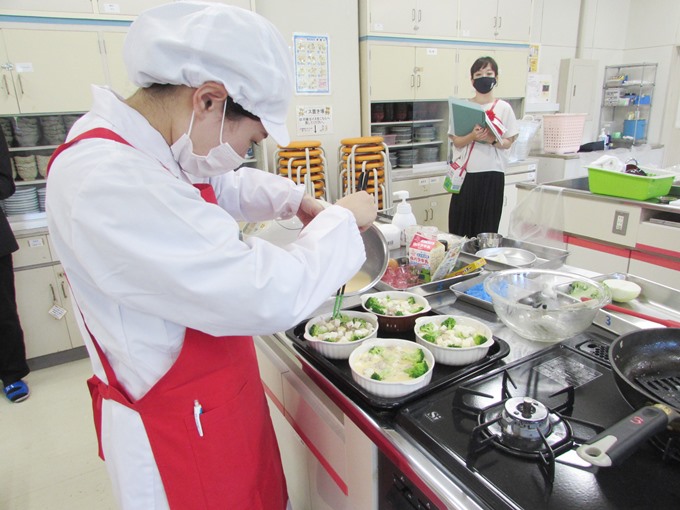 △鶏肉・ねばりっこ・ブロッコリーなどの鳥取県産の食材をはじめ、十六穀米を取り入れた 『ごはんキッシュ』