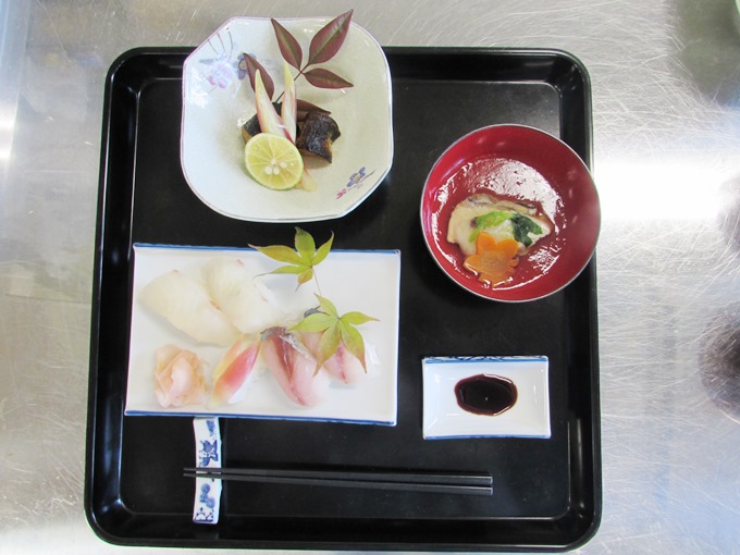 △完成した「秋刀魚柚庵焼き」「鯛錦秋蒸し」「鯛の握り　鯵の握り」