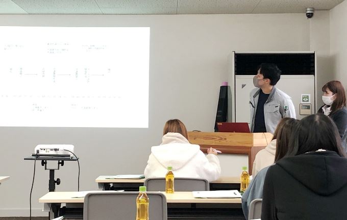△卒業生の小林快人さんによる業務説明