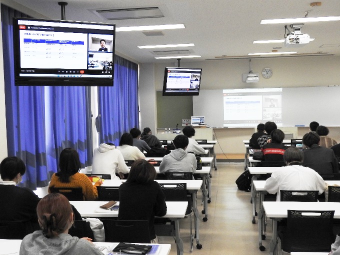 △学生たちは、目の前のモニターを見ながら話を真剣に聞いています。