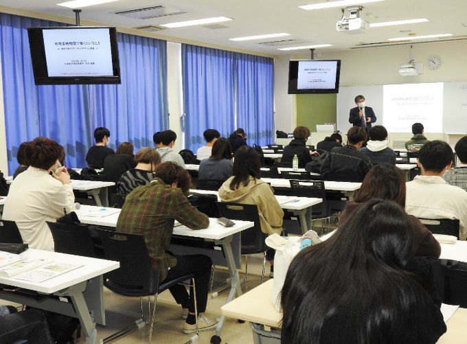 △講義の風景：金融機関の仕事のイメージについて学生に問いかけています