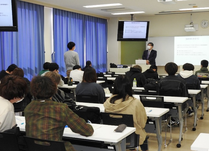 △講義の風景：講義の最後に学生が質問しています