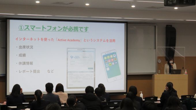 幼児教育保育学科では、スマートフォンが必携です。