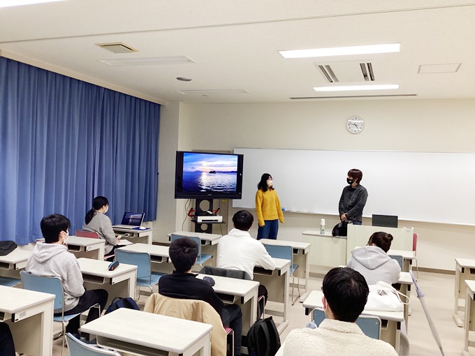 △講評会の様子（撮影した写真についてプレゼンテーション中）