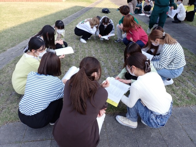 △青空の下で、先輩の実習日誌を見ながら、来るべきときのイメージトレーニング！