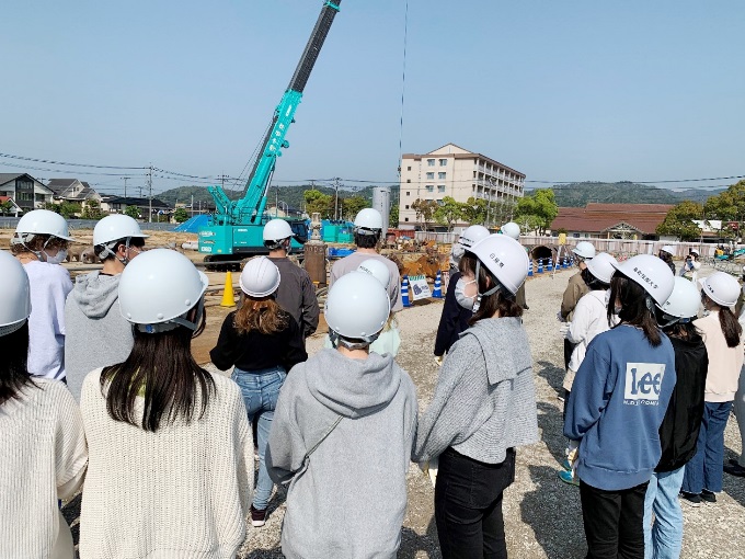 △こんな大規模な工事はみんな初めて。熱心に説明をうかがっています。