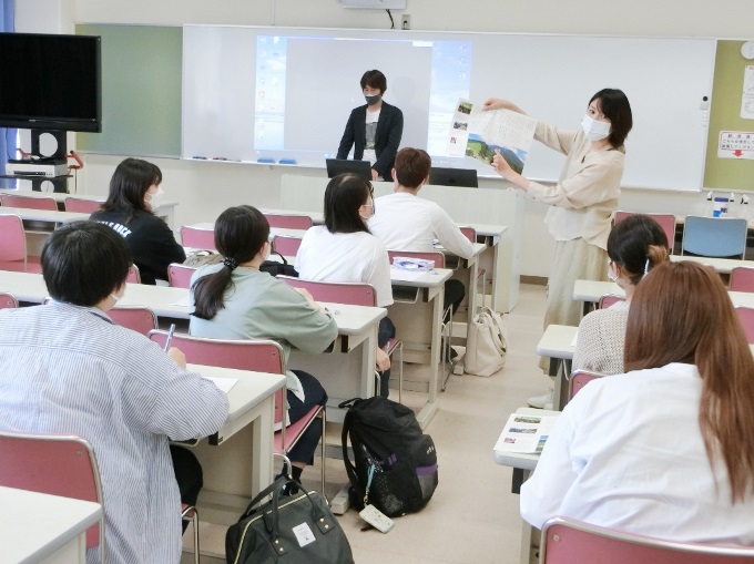 △学生からの質問に答える白石事務局長