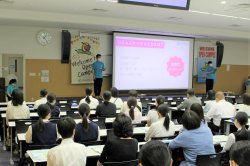 総合ガイダンスは松本学長の挨拶から始まり、学生による学科紹介を行いました。