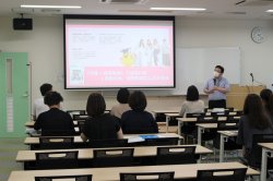 保護者の方には保護者対象説明会、奨学金説明会を実施しました。