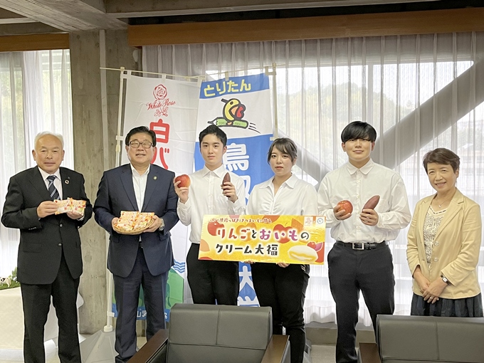 ▲9月28日（水）には、大山乳業の方と一緒に広田一恭倉吉市長に完成報告をしました。