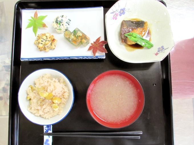 ▲完成した「精進前菜３種」「鰤の照り焼き」「栗茶飯」「蕪のすり流し汁」